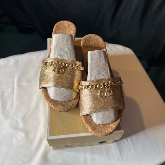 Michael Kors Elsa Gold Platform Wedge Sandals Chain Charm Cork 6.5 - Picture 4 of 6